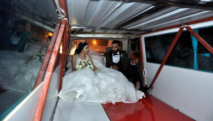 Limuzine benzettiği araca izin çıkmadı, düğün salonuna çekiciyle gidildi