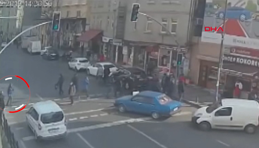 Tarlabaşında kırmızı ışıkta geçen kişiye otomobilin çarpması kamerada