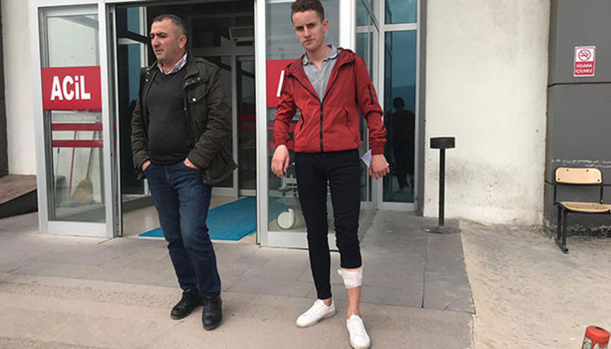 Liseli Oğuza okul önünde köpekler saldırdı, çevredekiler zor kurtardı