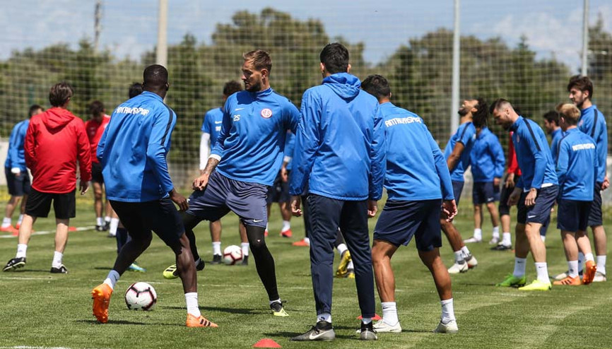 Antalyaspor antrenmanında sürpriz isim
