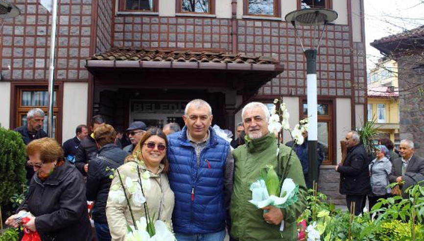 Başkana gönderilen tebrik çiçekleri öğrencilere burs oldu Başkana gönderilen tebrik çiçekleri öğrencilere burs oldu