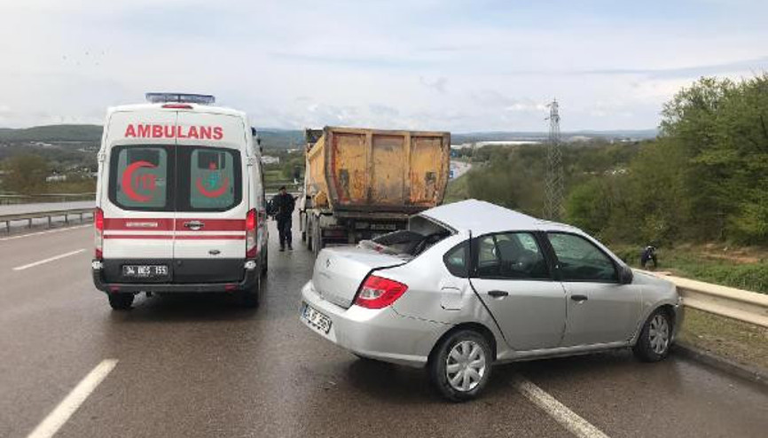 Çekmeköyde hafriyat kamyonuna otomobil çarptı: 2 yaralı Çekmeköyde hafriyat kamyonuna otomobil çarptı: 2 yaralı