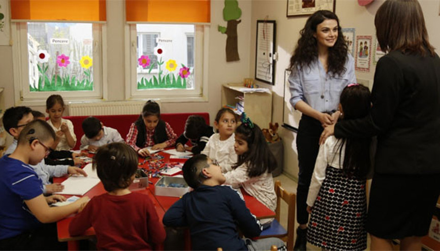 İşitme engelli eğitimine dikkat çekti
