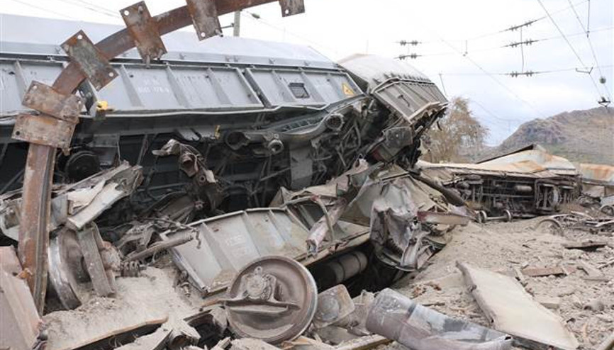 Maden yüklü vagonlar, gardaki vagonlara çarptı