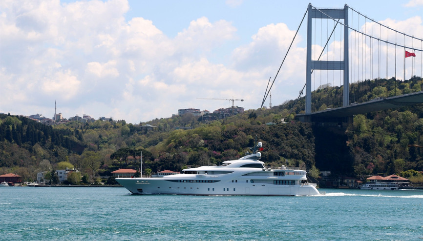 100 milyon dolar değerinde... Dans pisti bile var, Boğazdan böyle geçti