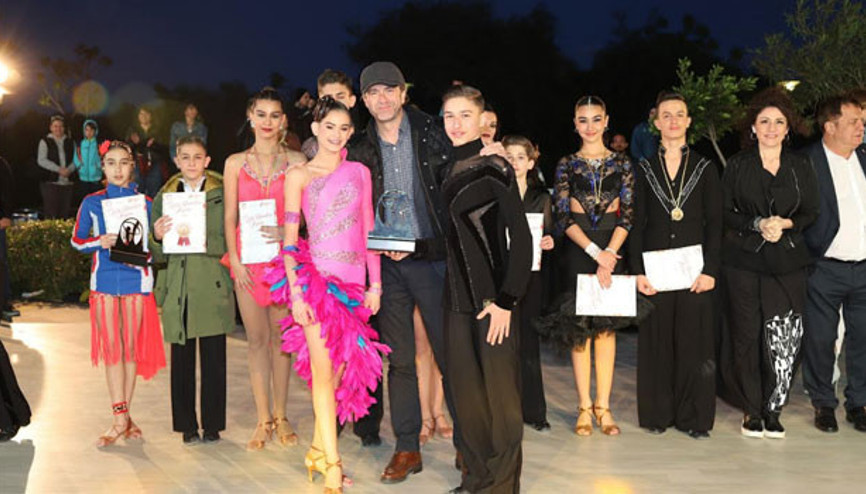 Minik dansçılar Özge Ulusoyu duygulandırdı