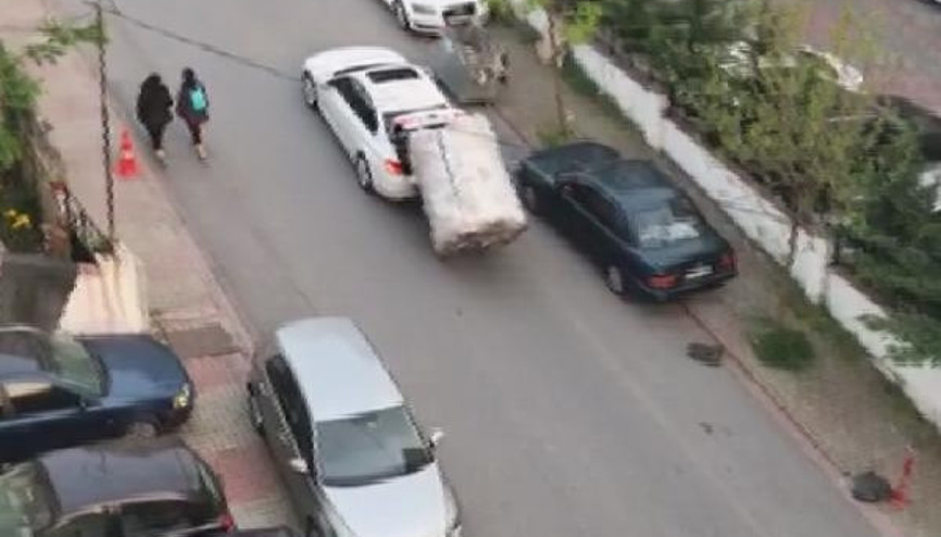 Yokuşu çıkamayan kağıt toplayıcı çocuğa böyle yardım etti