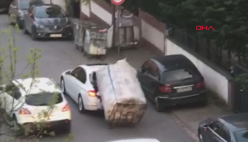 Yokuşu çıkamayan kağıt toplayıcı çocuğa böyle yardım etti