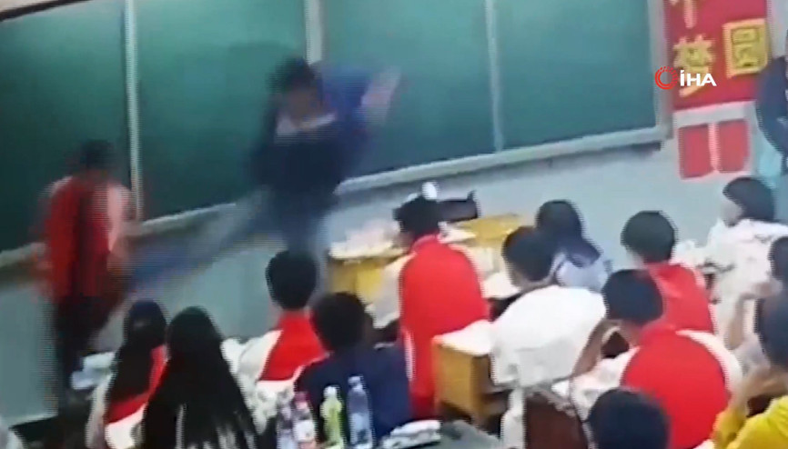 Çinde sinirli öğretmen öğrencileri dövdü