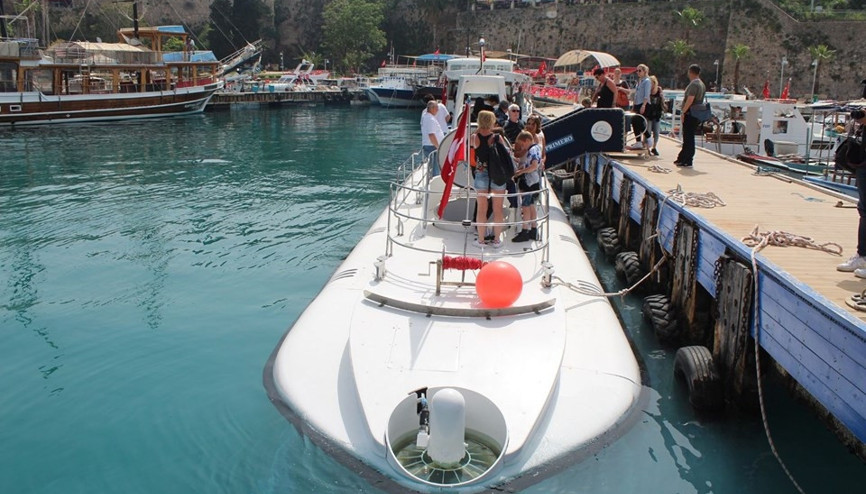 Günde beş kez dalıp 22 bin turisti denizin altına indirecek