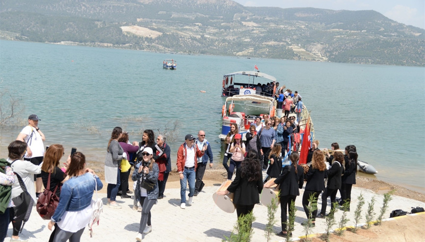 Teknelere sığmadılar... Orayı görmek için geldiler