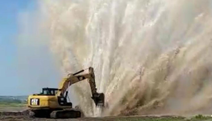 Boru patladı, su metrelerce yükseğe fışkırdı