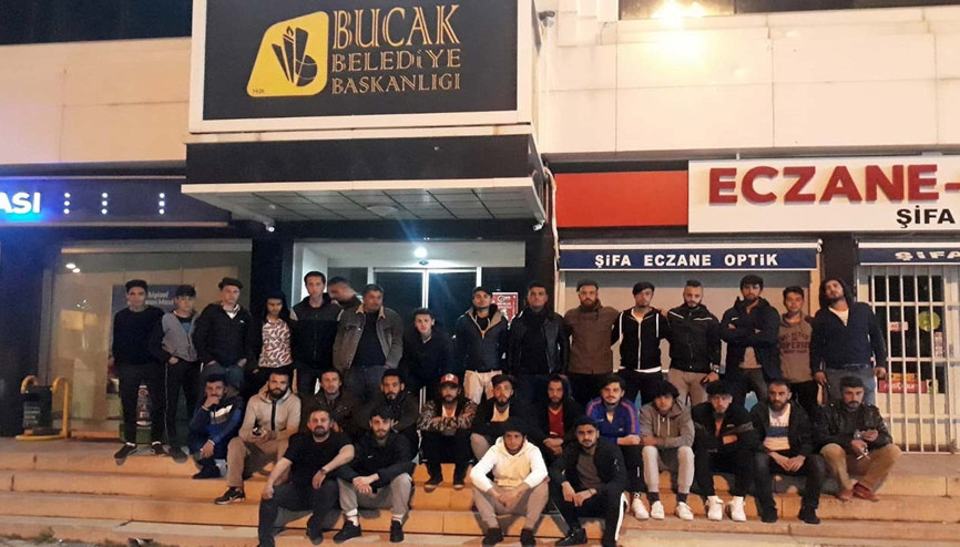 Alacakları ödenmeyen futbolcular oturma eylemi yaptı Alacakları ödenmeyen futbolcular oturma eylemi yaptı