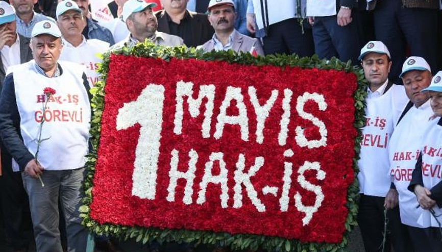 Taksime gelen ilk grup Cumhuriyet Anıtına çelenk bıraktı Taksime gelen ilk grup Cumhuriyet Anıtına çelenk bıraktı