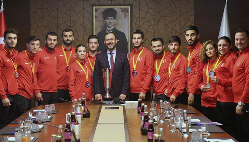 Bakan Kasapoğlu, milli karatecilerle bir araya geldi