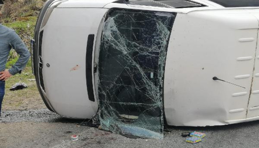 Geziye giden öğrencileri taşıyan minibüs devrildi: 17 yaralı