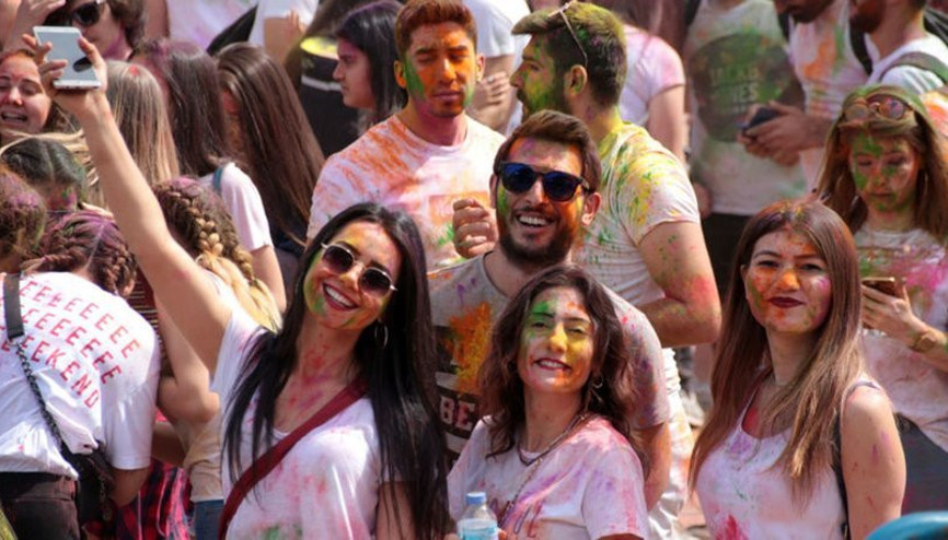 Aydında renkli festival