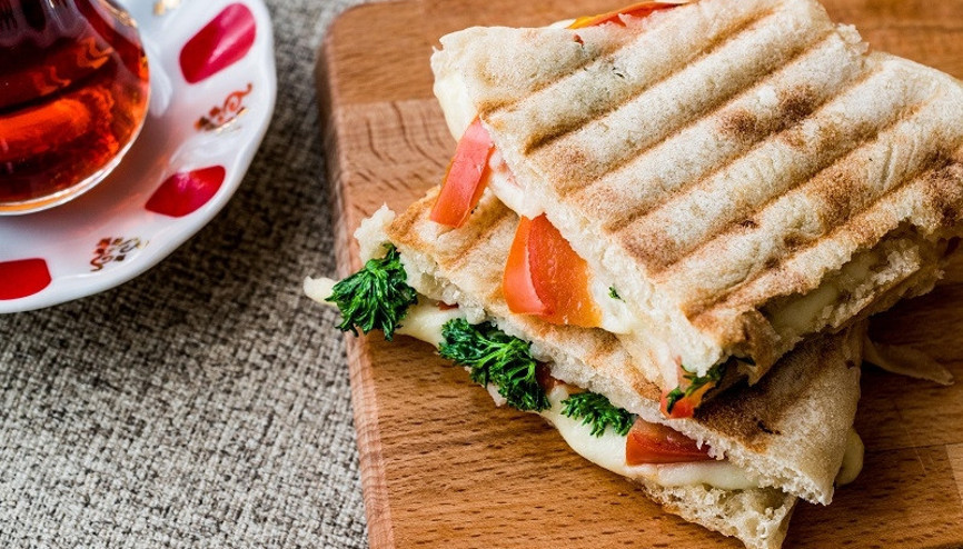 Sahura Özel: Keçi Peynirli Bazlama Tost
