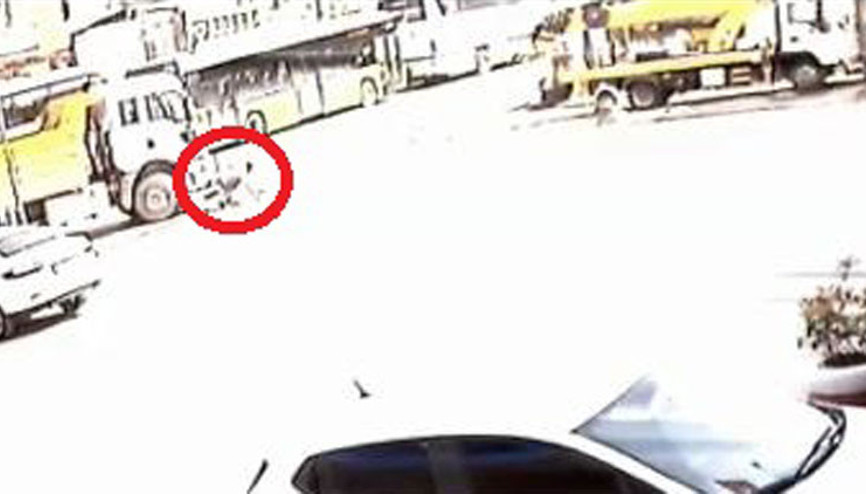 TIR sürücüsünün kamyonun altında kalma anı böyle görüntülendi...