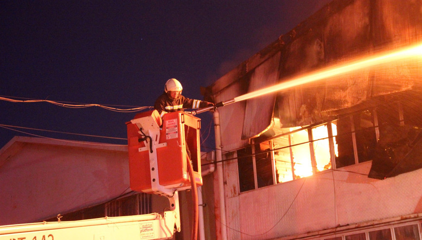 Konyada mobilya atölyesinde korkutan yangın