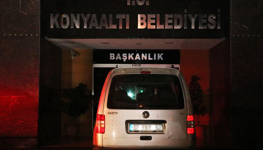 Alkollü sürücü, kamyonetini başkanlık makamının önüne park etti Alkollü sürücü, kamyonetini başkanlık makamının önüne park etti