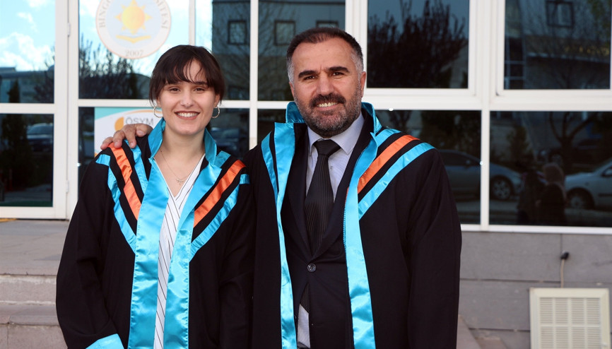 Baba kız aynı üniversiteden mezun oldu