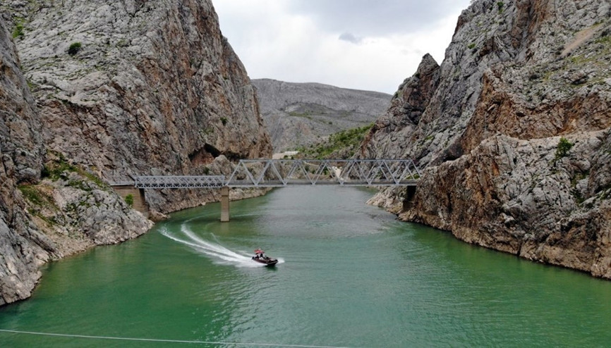 Fırat Nehri üzerinde muhteşem manzara eşliğinde zipline