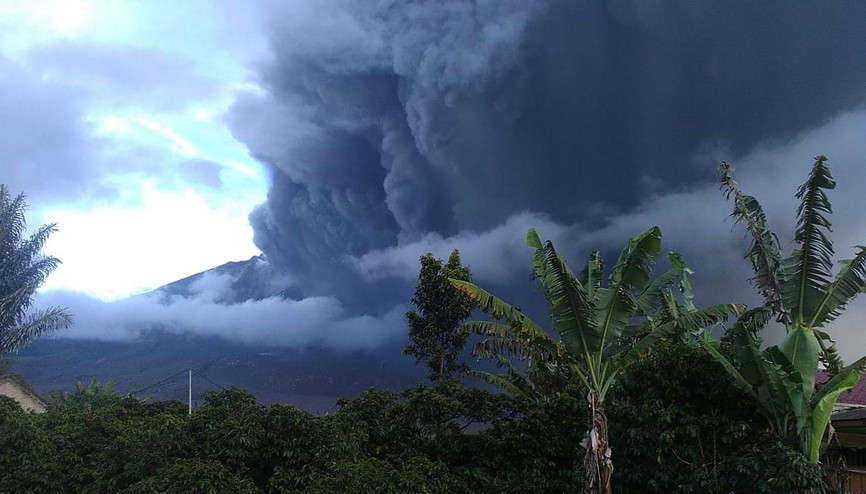 Sinabung Yanardağı yeniden kül püskürtmeye başladı