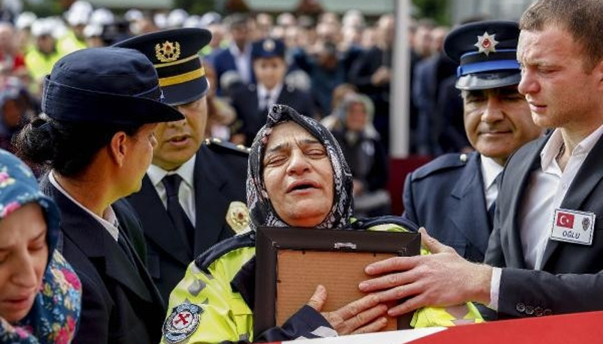 Şehit polis eşini son görevindeki kıyafetiyle uğurladı