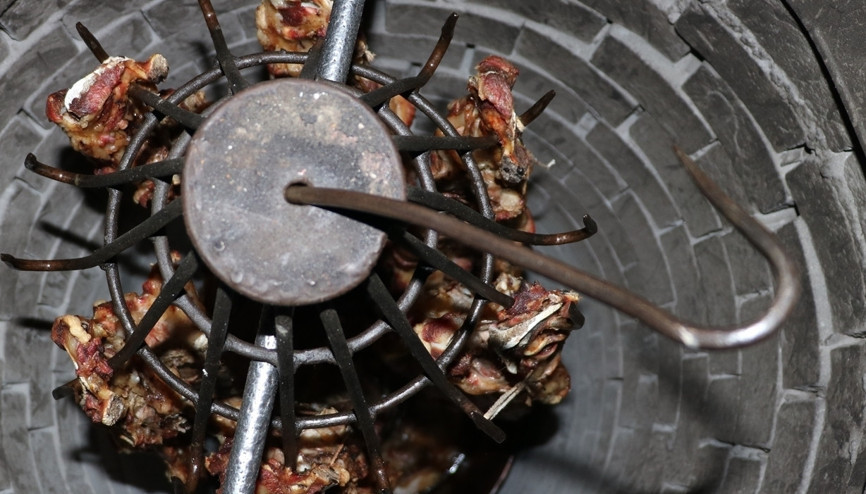 Etler çengellere takılıyor, 3 metre derinliğindeki kuyularda saatlerce pişiyor