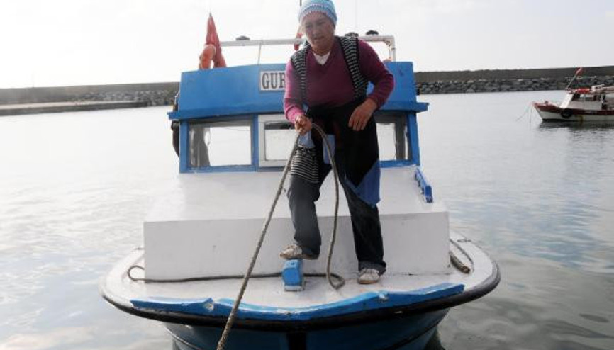 Balıkçılıkla 4 çocuğunu okutan annenin çalışma azmi Balıkçılıkla 4 çocuğunu okutan annenin çalışma azmi