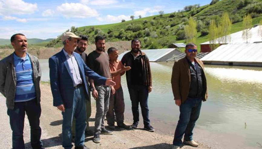 İki baraj arasında kalan köydeki evler, sular altında İki baraj arasında kalan köydeki evler, sular altında