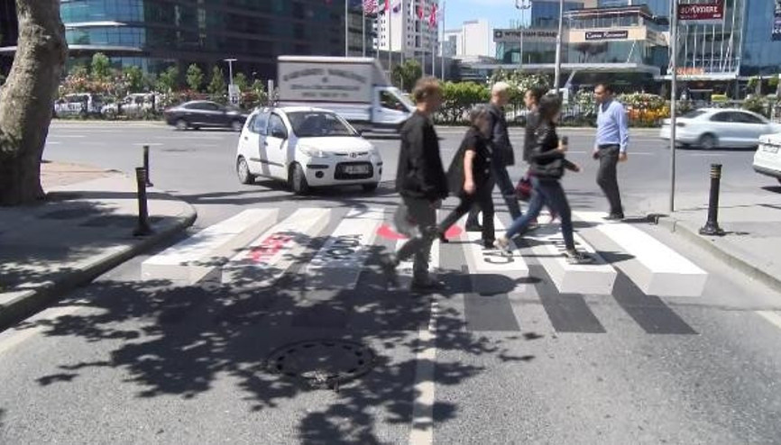 İstanbulda 3 boyutlu yaya geçidi