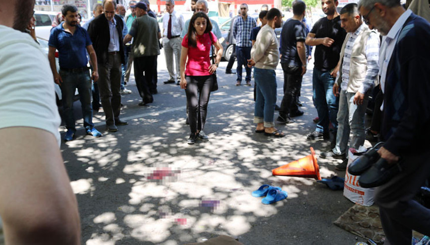 Diyarbakırda vahşet Silahla vurup tekmelediler…