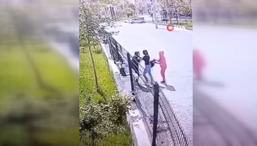 Biri çantasını tuttu, diğeri tekme tokat böyle saldırdı