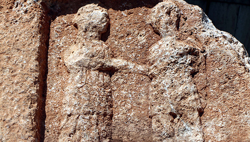 Adıyamanda 8 tonluk kayada Roma dönemine ait ayrılık figürü bulundu