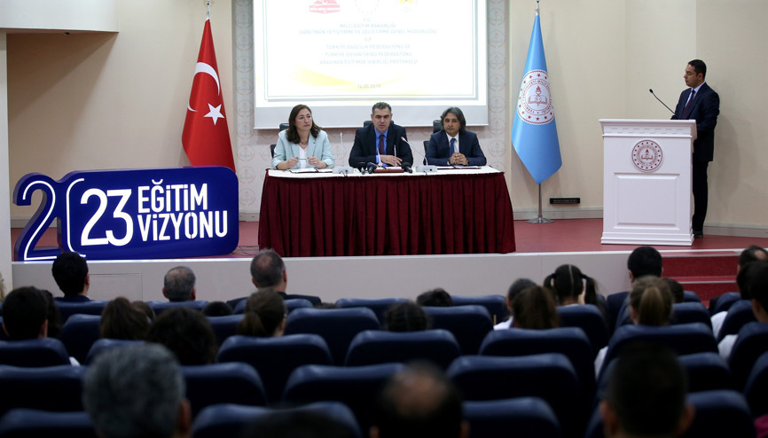 Öğretmenlere ‘oryantiring’ ve ‘doğa yürüyüşü’ eğitimi