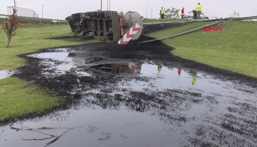 TEM Çatalcada zift yüklü tanker devrildi