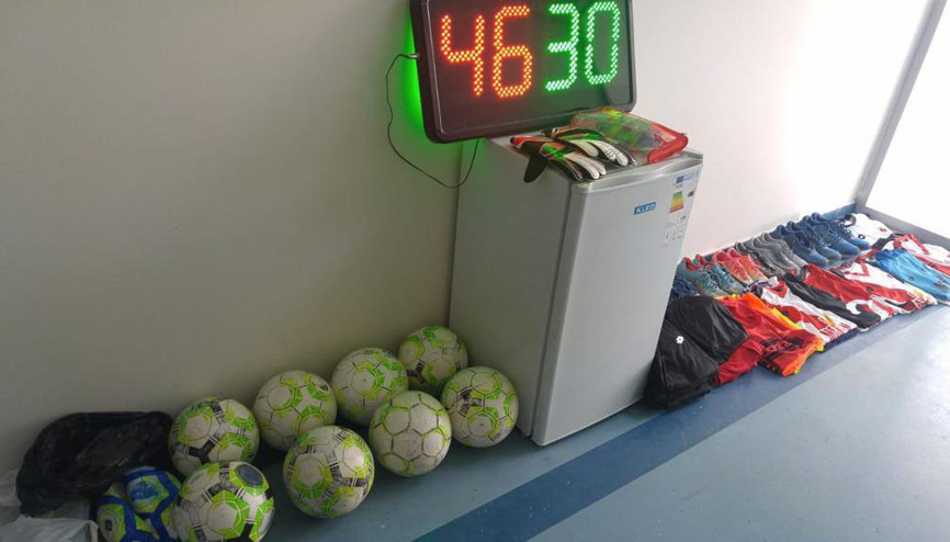 Takımın formalarını ve kramponlarını çalan çocuklar maç yaparken yakalandı Futbolcular şokta... Takımın formalarını ve kramponlarını çalan çocuklar maç yaparken yakalandı Futbolcular şokta...