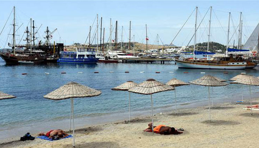 Bodrumun halk plajlarındaki şezlonglar kaldırılıyor