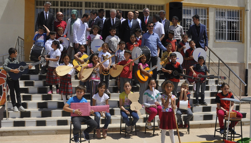 ‘Çöpten orkestra’ya bakan desteği