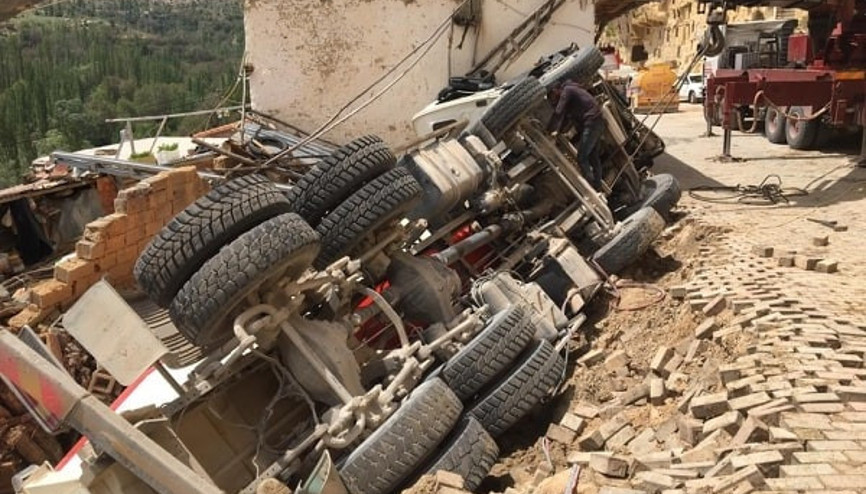 Yol çöktü, beton mikseri evin üzerine devrildi
