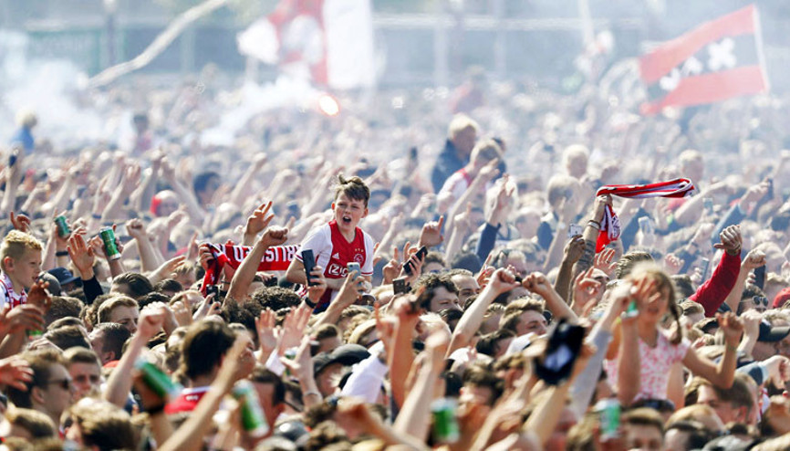 Ajax 100 bin kişiyle şampiyonluğu kutladı