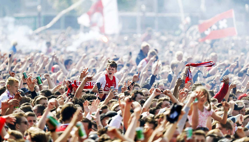 Ajax şampiyonluğunu 100 bin kişiyle kutladı