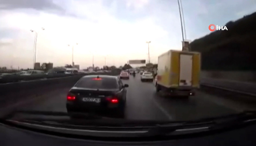 E-5 Karayolunu birbirine katan lüks otomobilli maganda kamerada E-5 Karayolunu birbirine katan lüks otomobilli maganda kamerada