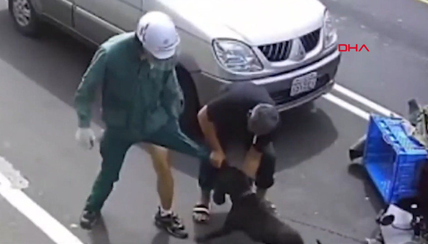 Pitbull, motosikletli postacıya saldırdı Pitbull, motosikletli postacıya saldırdı