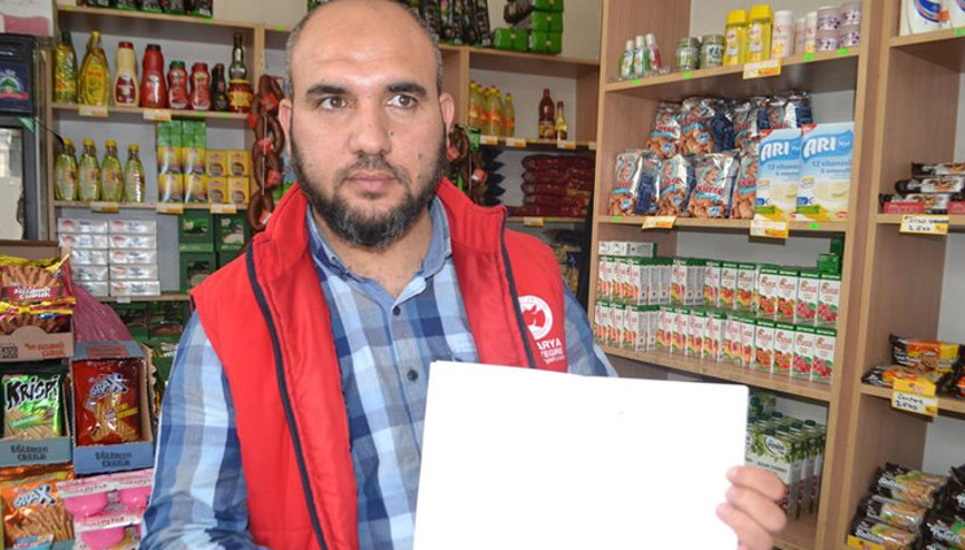 Bakkalın veresiye defterini satın alarak borçluları sevindirdi