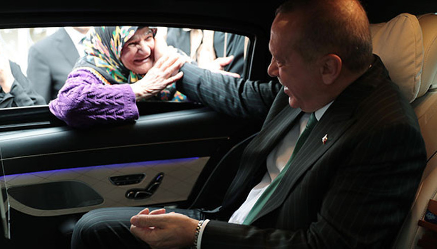 Cumhurbaşkanı Erdoğan makam aracını durdurdu, vatandaşlarla sohbet etti