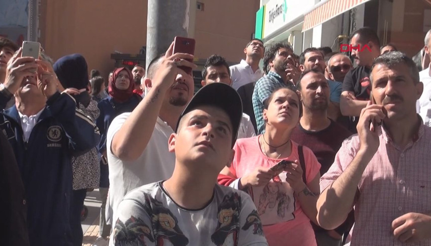 İntihar girişiminde bulunan genci görüntülemek için bir birleriyle yarıştılar İntihar girişiminde bulunan genci görüntülemek için bir birleriyle yarıştılar