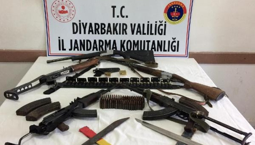 Diyarbakırda silah kaçakçılarına operasyon: 7 gözaltı Diyarbakırda silah kaçakçılarına operasyon: 7 gözaltı